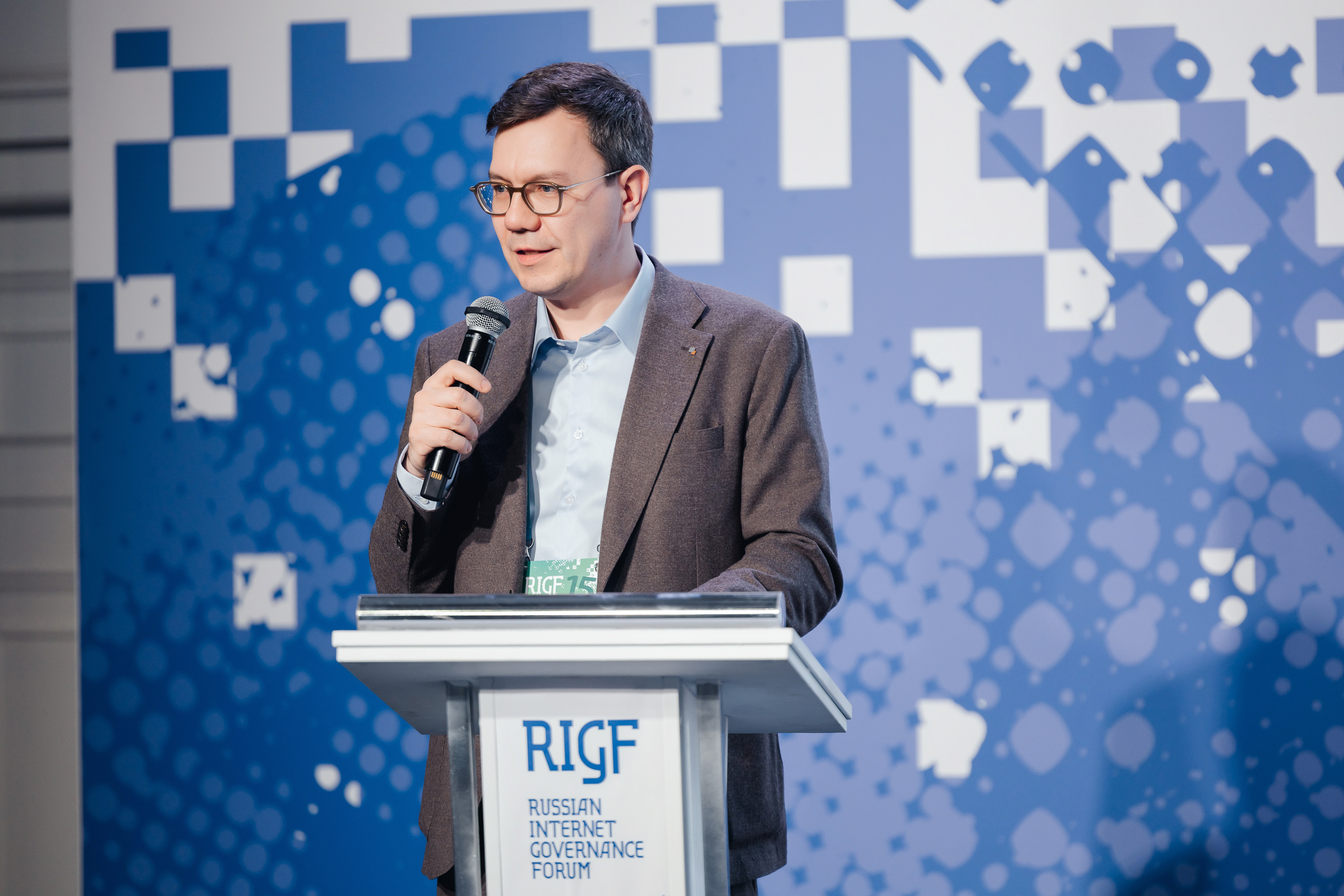 RIGF 2025: Обсуждение ключевых вопросов управления интернетом в России